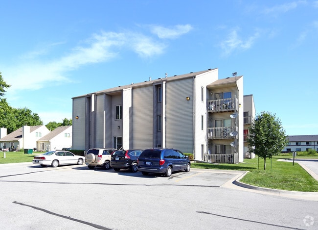 Building Photo - SELLING ON 9/4/2026 Maple Apartments