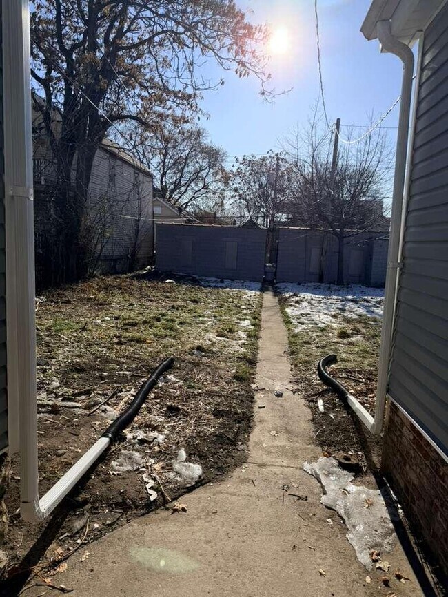 Building Photo - 653A W Bruce St - EKO Homes | Fully Renovated 2 bedroom Unit for Rent