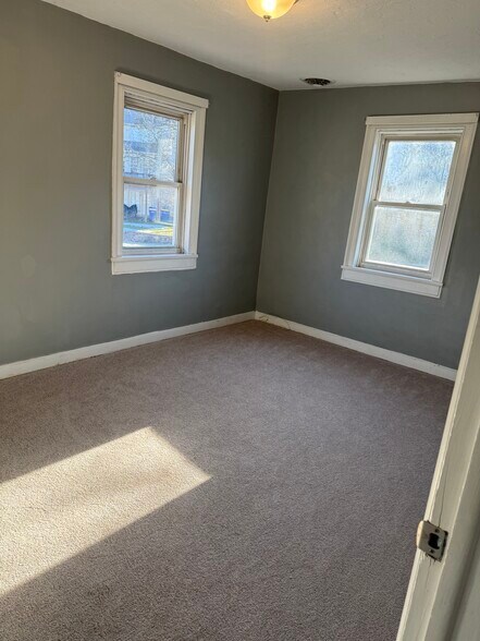 Building Photo - 7350 Seneca Ridge Dr