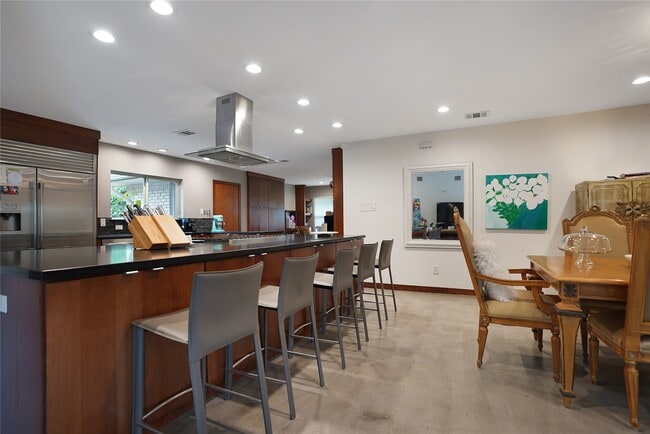 Building Photo - 5643 Terwilliger Way