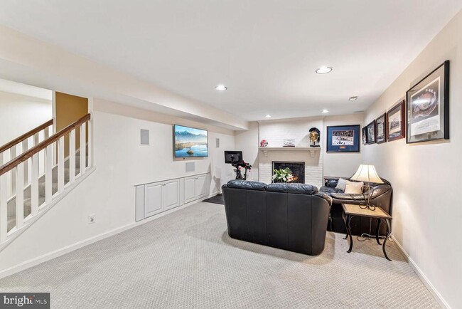 Building Photo - 6603 Forsythia St