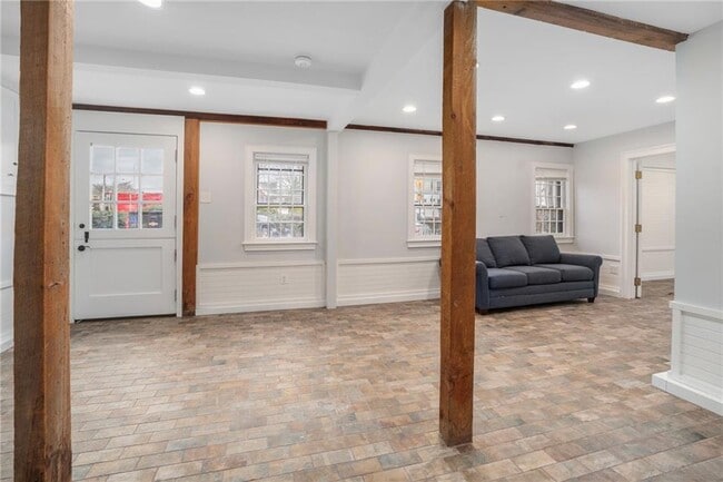 Building Photo - 31 Bridge St