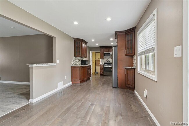 Building Photo - 500 Trombley Rd