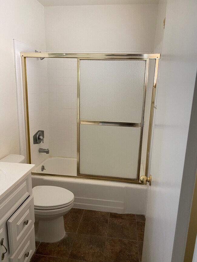 Main Bedroom En Suite Bathroom - 11983 Walnut Ln