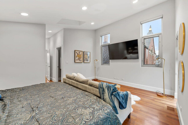 Building Photo - 1621 W Beach Ave