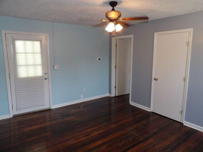 Building Photo - 604 Taylor Ave