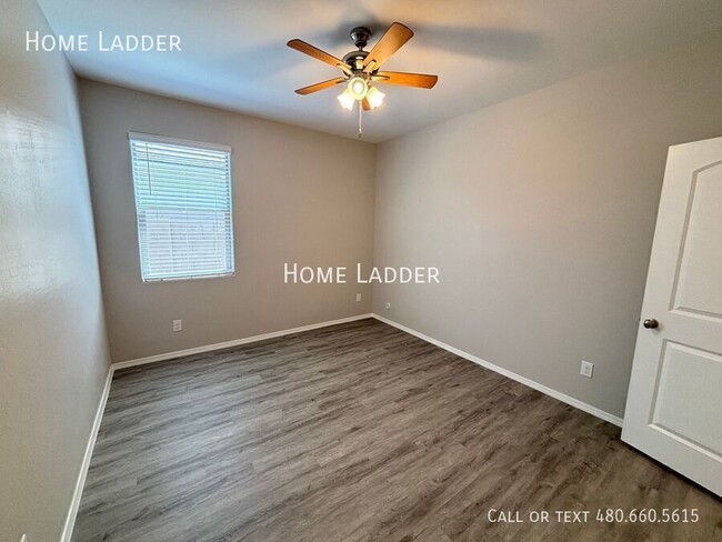 Building Photo - 10453 E Cliffrose Ln