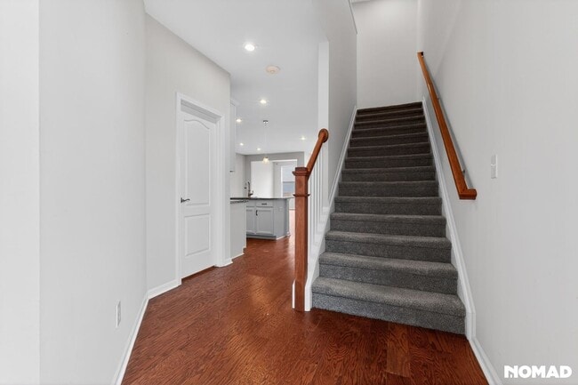 Building Photo - 2851 Fairgrove Cres