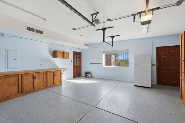 Building Photo - 770 N Lazy J Wy