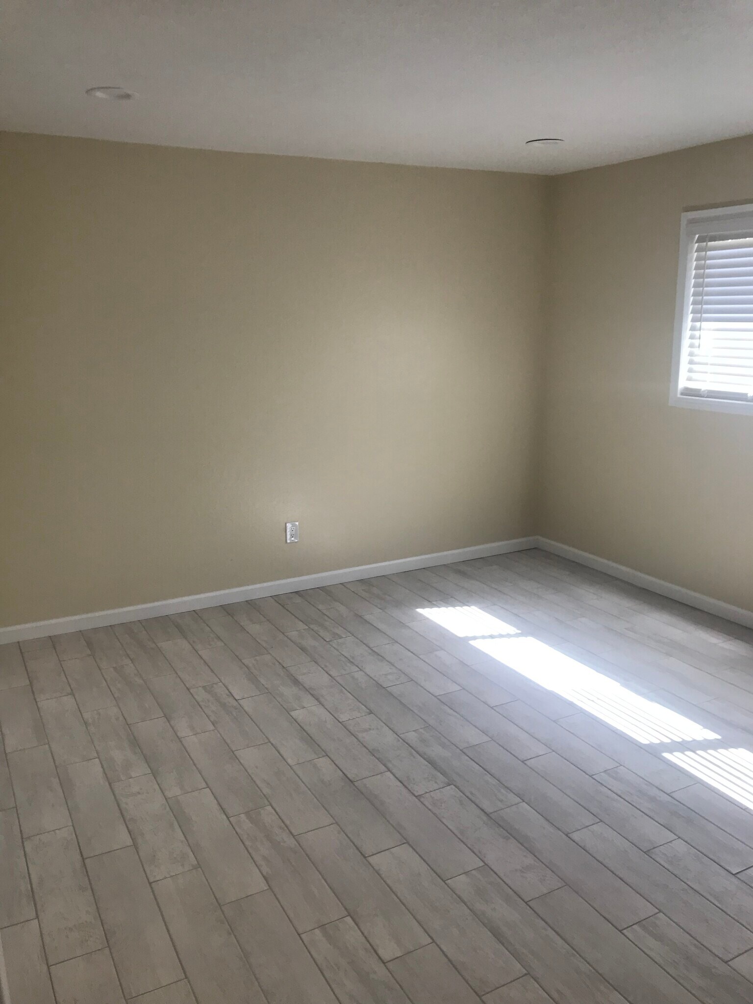Building Photo - 7881 Hyssop Dr