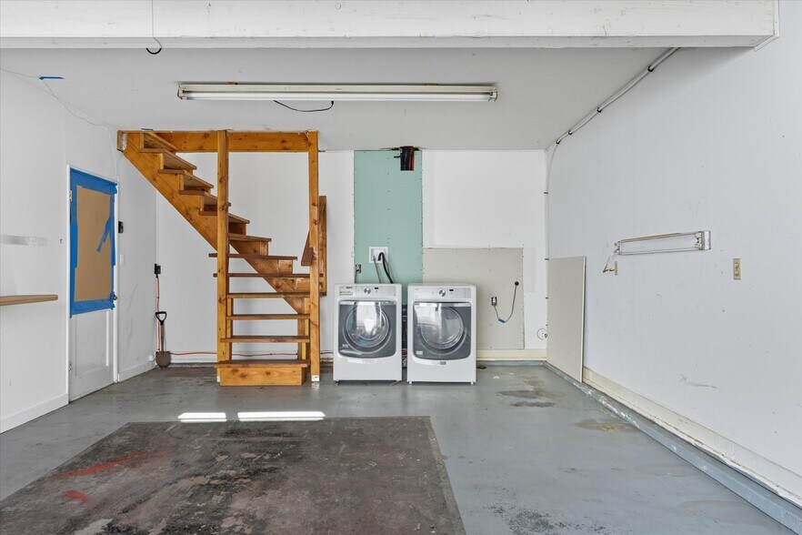 Building Photo - 242 W 17th St
