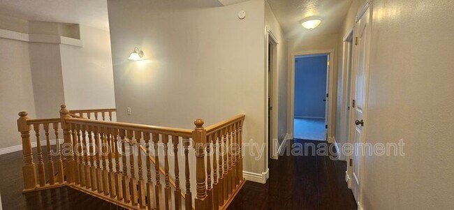 Building Photo - 3030 Devonwood Dr