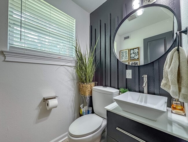 Building Photo - 1044 Seminole Dr