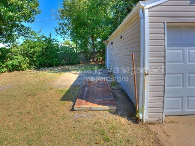 Building Photo - 215 W Kittyhawk Dr