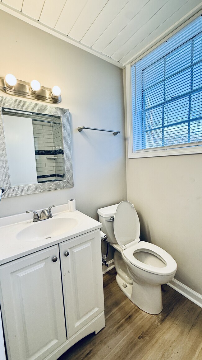 Building Photo - 2004 Chambers Dr NE