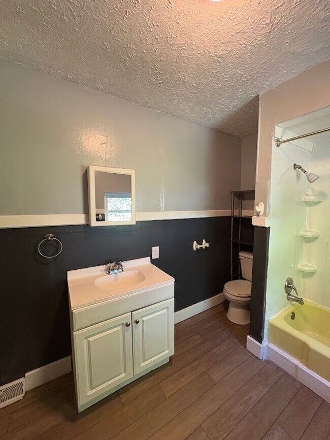 Building Photo - Two bedroom one bathroom home for rent
