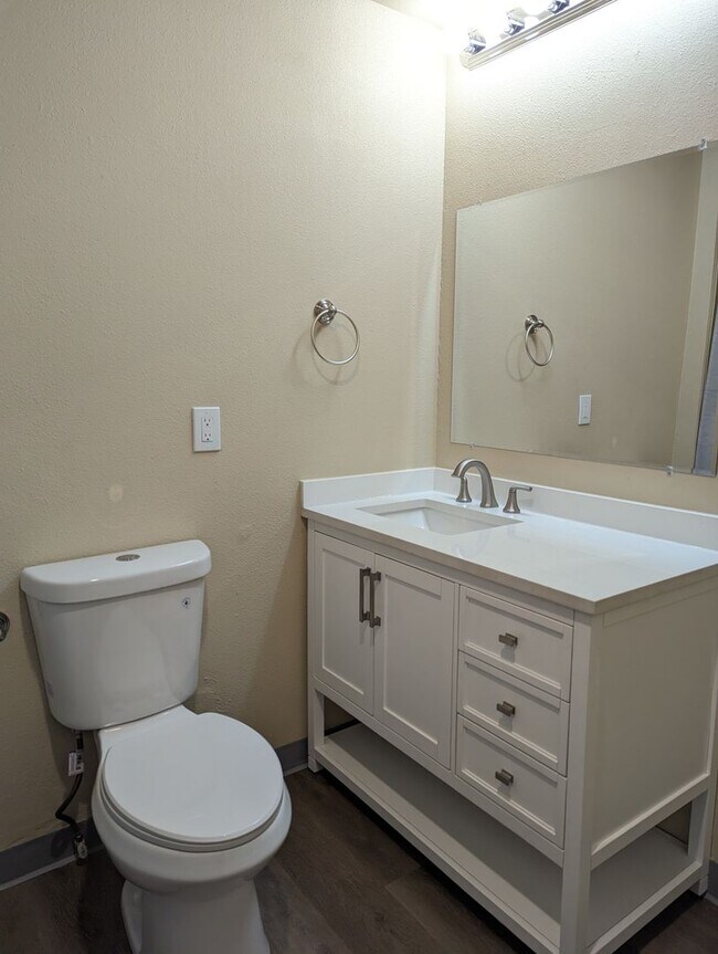 Building Photo - Charming 1 Bedroom Apartment w/ Deck Overl...