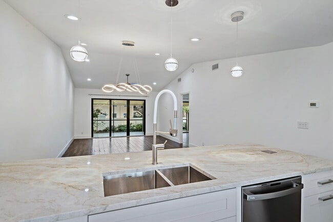 Building Photo - 131 Palm Ave