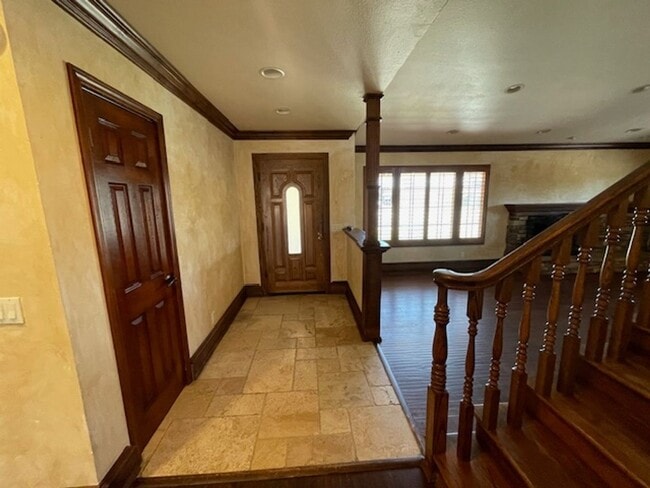 Building Photo - Spacious 4 Bedroom Oxnard Home with Custom...
