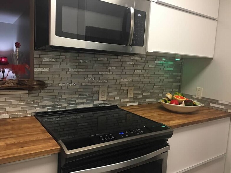 European kitchen - 924 Shorewood Dr