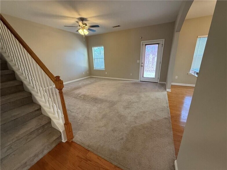 Building Photo - 314 Pin Oak Ave