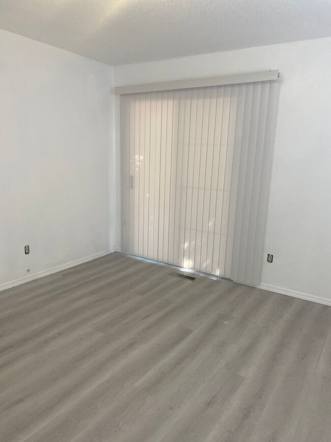 Building Photo - Beautiful remodeled home in northeast heig...