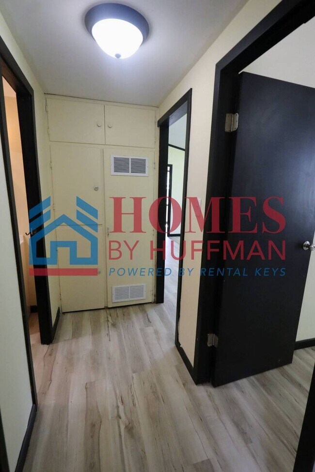 Building Photo - Three Bedroom | Detached Garage