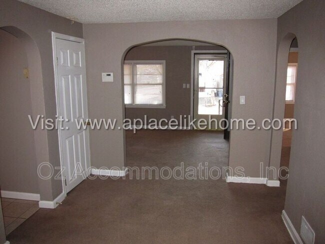 Building Photo - 2936 Stewart Ave