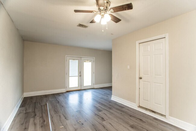 Building Photo - 3003 John Porter Dr