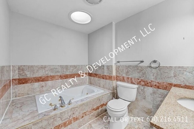 Building Photo - 1123 Duxbury Ln