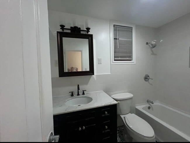 Building Photo - 907 18th St