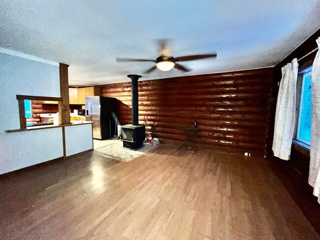 Building Photo - 4-bedroom home in North Pole / On city water