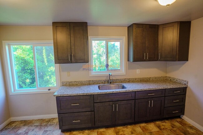 Building Photo - Newly Updated 2-Bedroom Apartment Unit in ...
