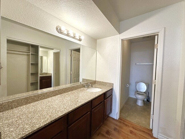 Building Photo - This charming 2-bedroom, 2-bathroom offers...