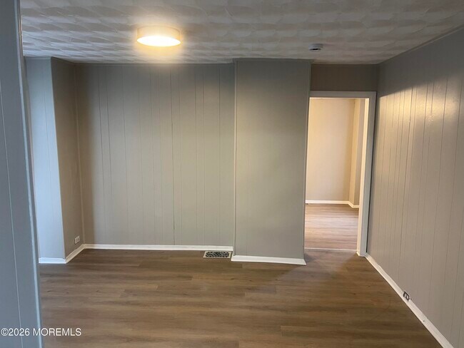 Building Photo - 133 Leonard Ave