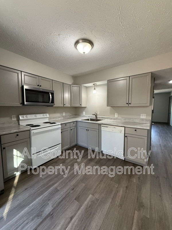 Building Photo - 3122 Creekwood Dr