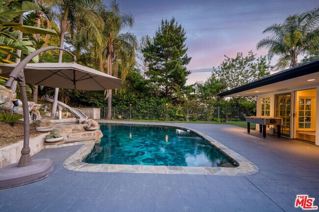 Building Photo - 9023 Alto Cedro Dr