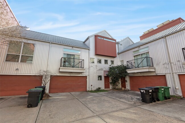 Building Photo - 905 Saulnier St