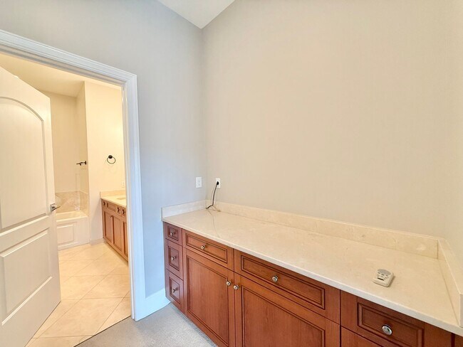 Building Photo - Luxurious Downtown Raleigh Condo with High...