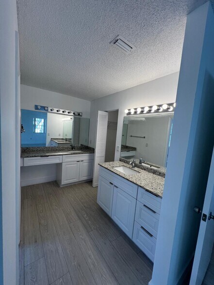 Building Photo - 1060 SW 111th Way