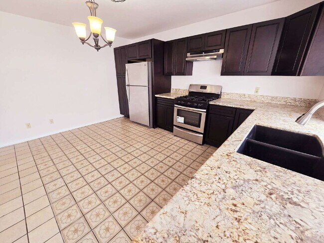 Building Photo - Spacious 4-Bedroom Oasis with Elegant Granite Touches in Vibrant Las Vegas!