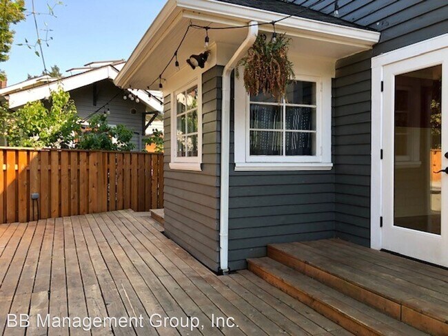 Building Photo - 3 br, 1.5 bath House - 5137 NE Wisteria Drive