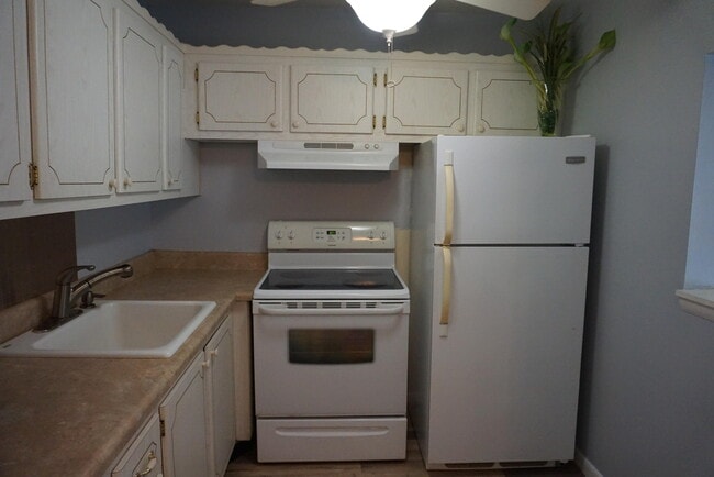 Building Photo - 202 Andover H