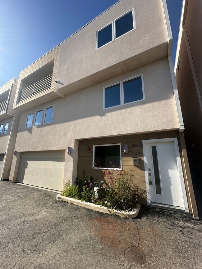 Building Photo - 16561 Vine Ter