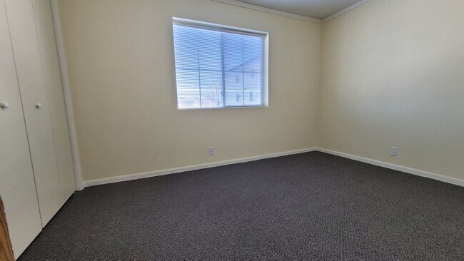 Building Photo - SW 2 Bedroom 1 bath Condo, Balcony, Fireplace and Garage