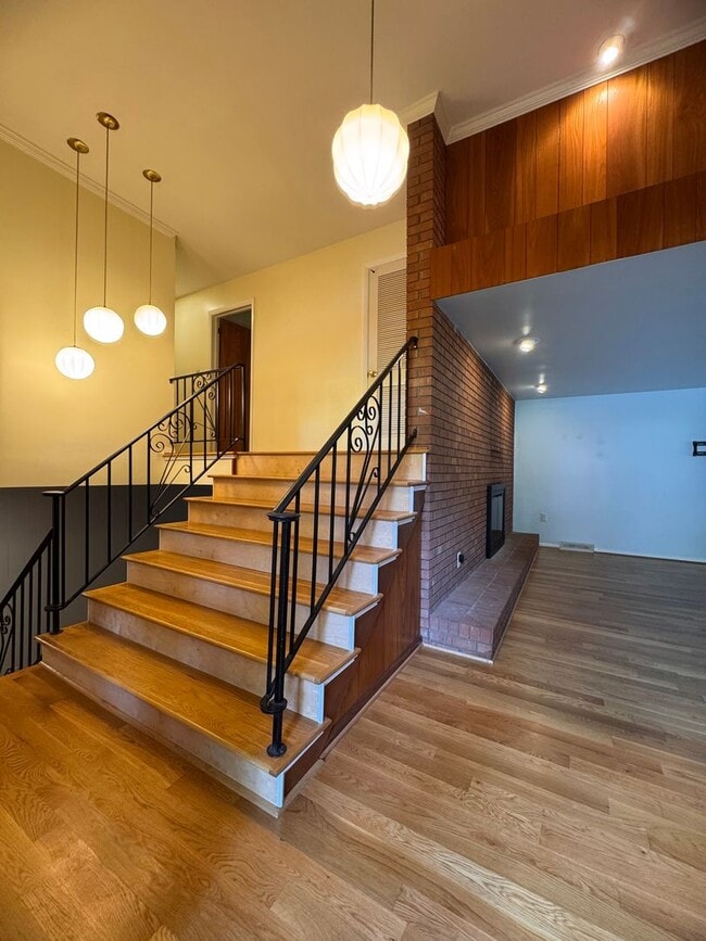 Building Photo - 4 Bedroom Jamestown Beauty!