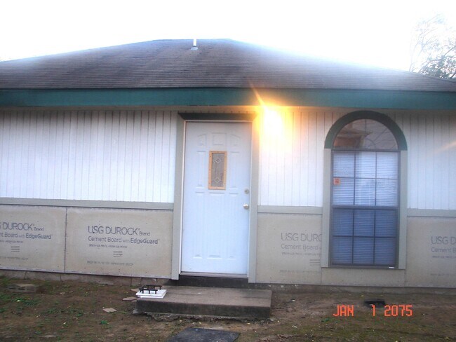 Building Photo - 3113 E Ash St