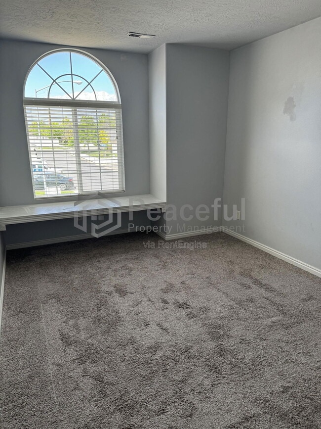 Building Photo - 1541 W Ln Ct
