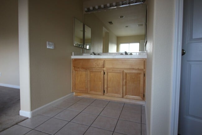 Building Photo - Spacious Home in SW Santa Rosa
