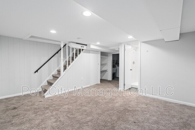 Building Photo - 885 Jaydee Ave